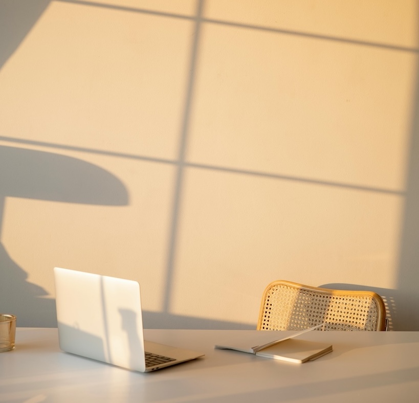 arbeitsplatz mit laptop in warmem licht kontakt the office